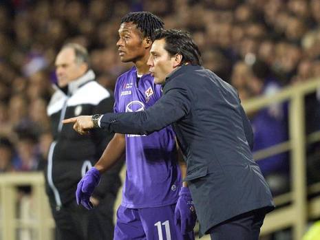 Montella dà indicazioni a Cuadrado: utilissime dato che il colombiano subito dopo realizza il 2-0 con uno splendido destro. Ansa